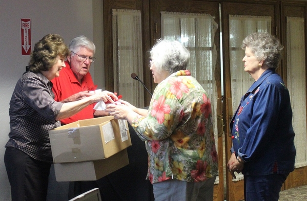 The Waldman Collection - Presenting Gifts
Jerry and Barbara present special gifts for the ladies.
