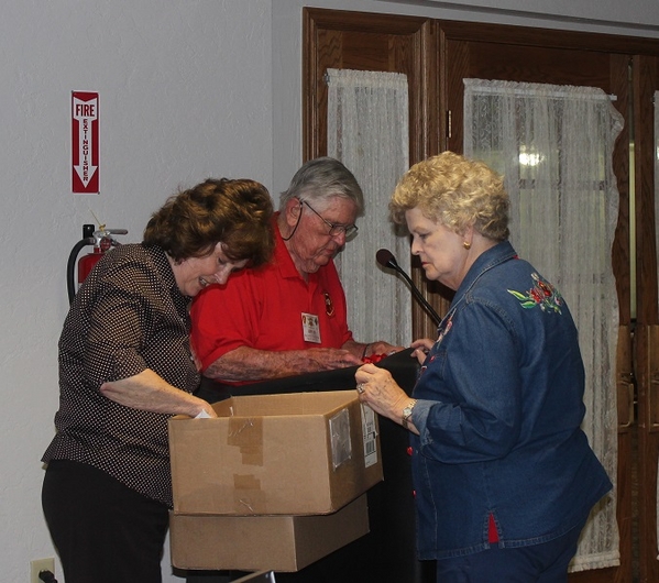 The Waldman Collection - Presenting Gifts
Jerry and Barbara present special gifts for the ladies.
