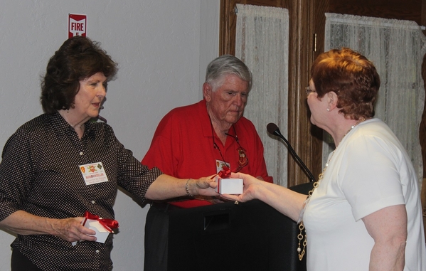 The Waldman Collection - Presenting Gifts
Jerry and Barbara present special gifts for the ladies.
