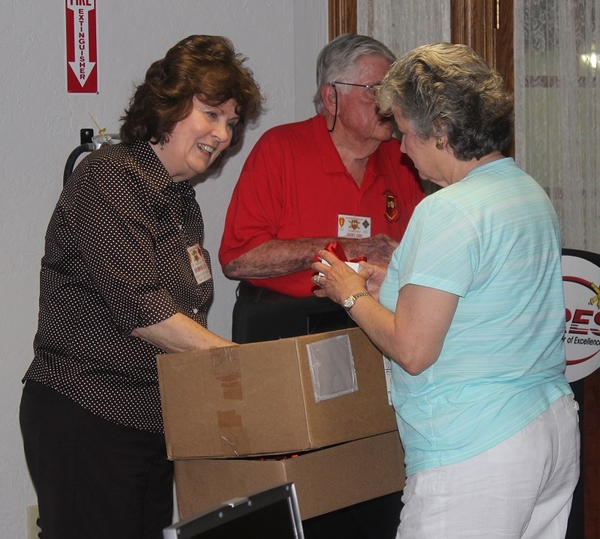 The Waldman Collection - Presenting Gifts
Jerry and Barbara present special gifts for the ladies.
