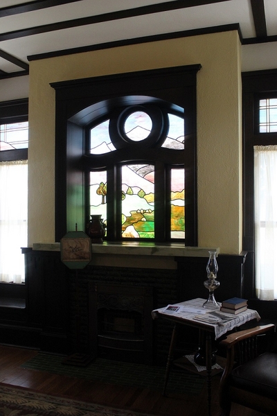 The Waldman Collection - Mattie Beal House Tour
This is a pre-Kindle book and lamp table.
