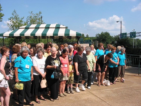 Well, they were patient!
Waiting in the hot sun gets old quickly as the ladies of the 35th Inf Regt Assn wait for the photo to be taken.
