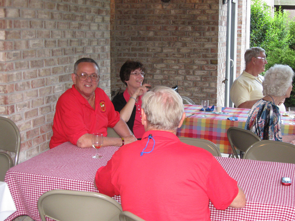 Another "First Timer"
Ed Moor displays his new "Arty Shirt" while chatting with Cacti Reunion veteran Dennis Munden who is also wearing his "Arty Shirt".
