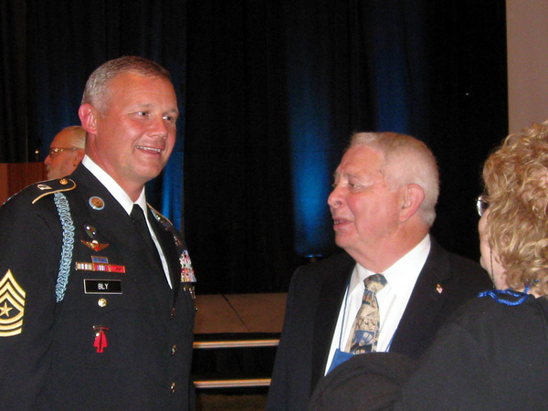 The Winner
Active Duty SGM Bly chats with Platoon Ldr TJ Blue after he won $980 in the 50/50 ticket drawing at the Banquet.
