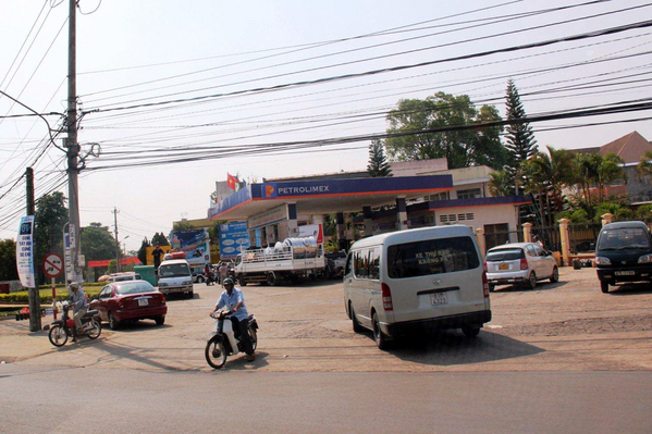 Then and Now
The old Shell station is now a Petrolimex station.
