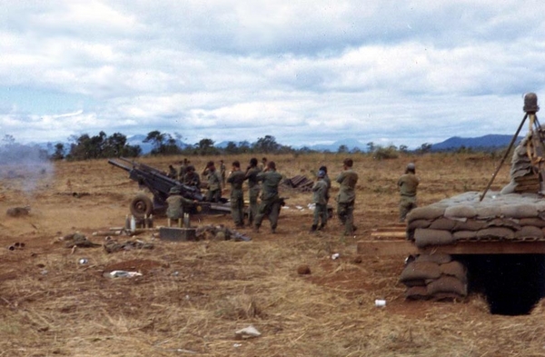 Lotsa Cannoneers
Gun crew and company firing away.  Looking at the enlarged view of the photo, more evidence that gun crews and "extras" used those "palm digits" to protect their ears.
{"Can you hear me now?"}
