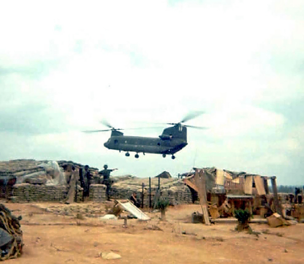 Landing on a dime
The Chinook pilot places his chopper over the gun for the move.
