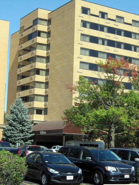 Chicago-Northbrook Hilton
Lots of amenities, including free parking near the front entrance.
