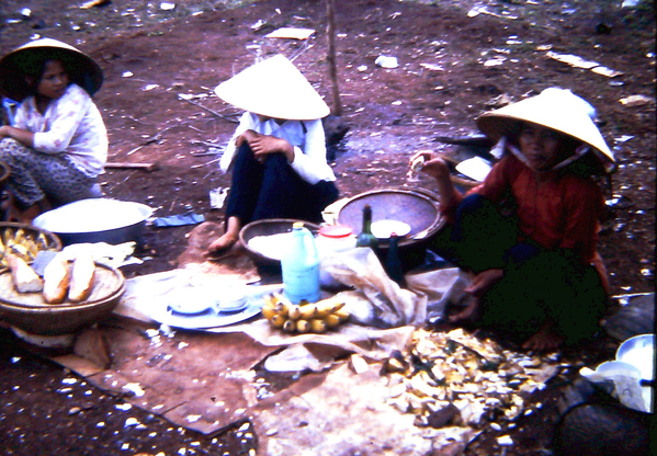 Open market
In many cases, the local civilians seized the opportunity to sell something to the GIs.
