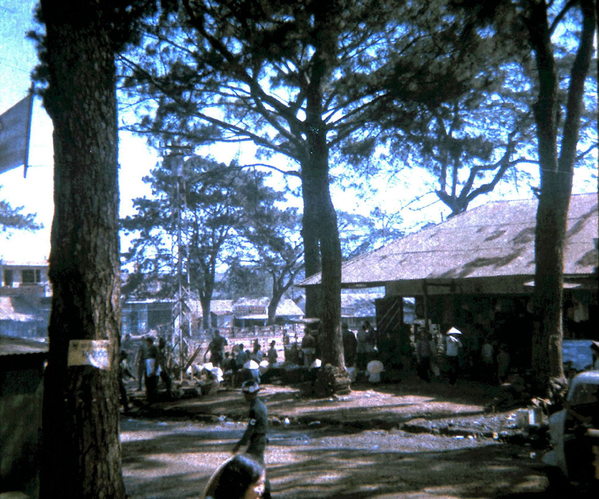 Pleiku series
Candid view of an open air market.
