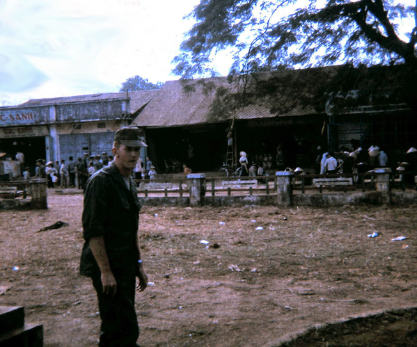 Pleiku series
In the background are the merchants and shoppers.
